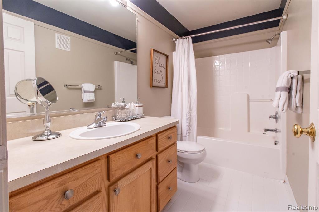 7103 ADDINGTON Drive, Commerce Twp, MI 48390 — Photo 24