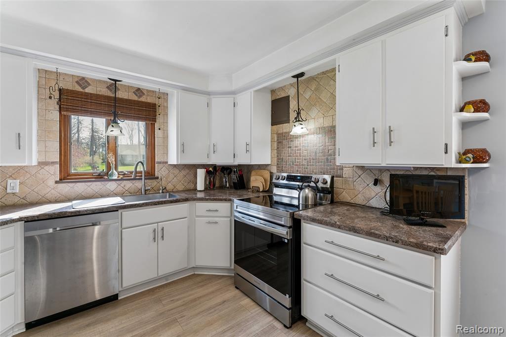 6214 Hugh Street, Burton, MI 48509 — Photo 31