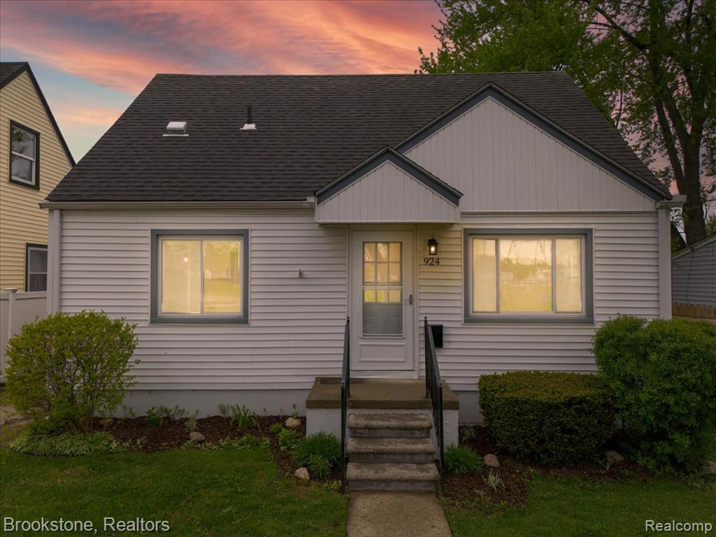 924 E Otis Avenue, Hazel Park, MI 48030 — front exterior