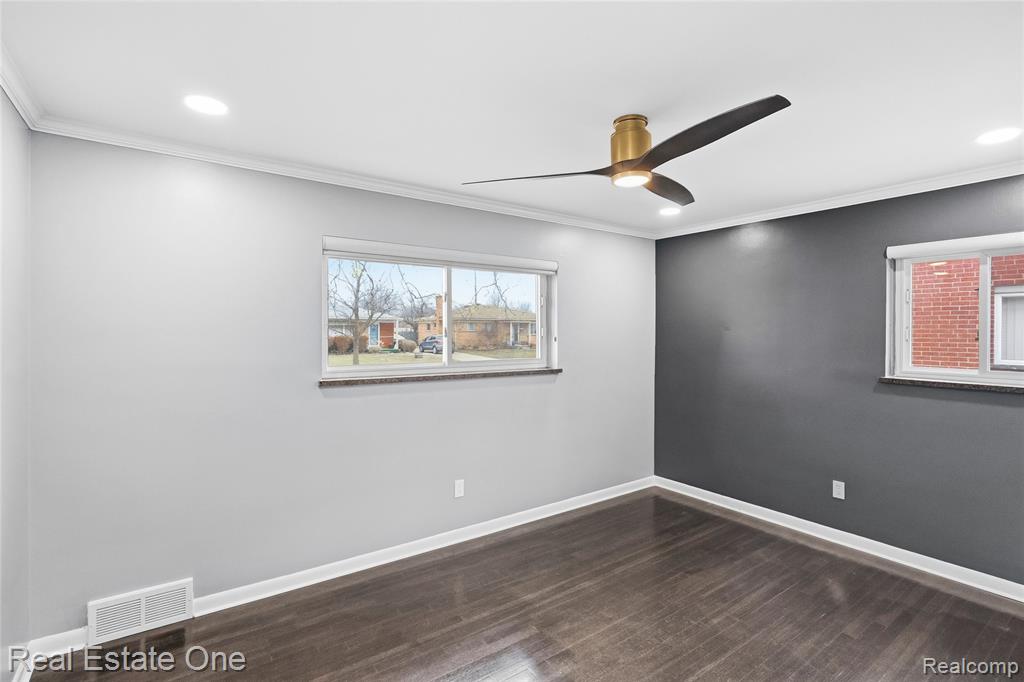 8528 Norborne Avenue, Dearborn Heights, MI 48127 — Photo 9