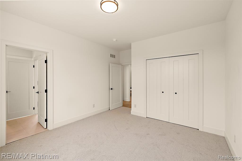 52921 Royal Park Avenue, Shelby Twp, MI 48315 — Photo 23