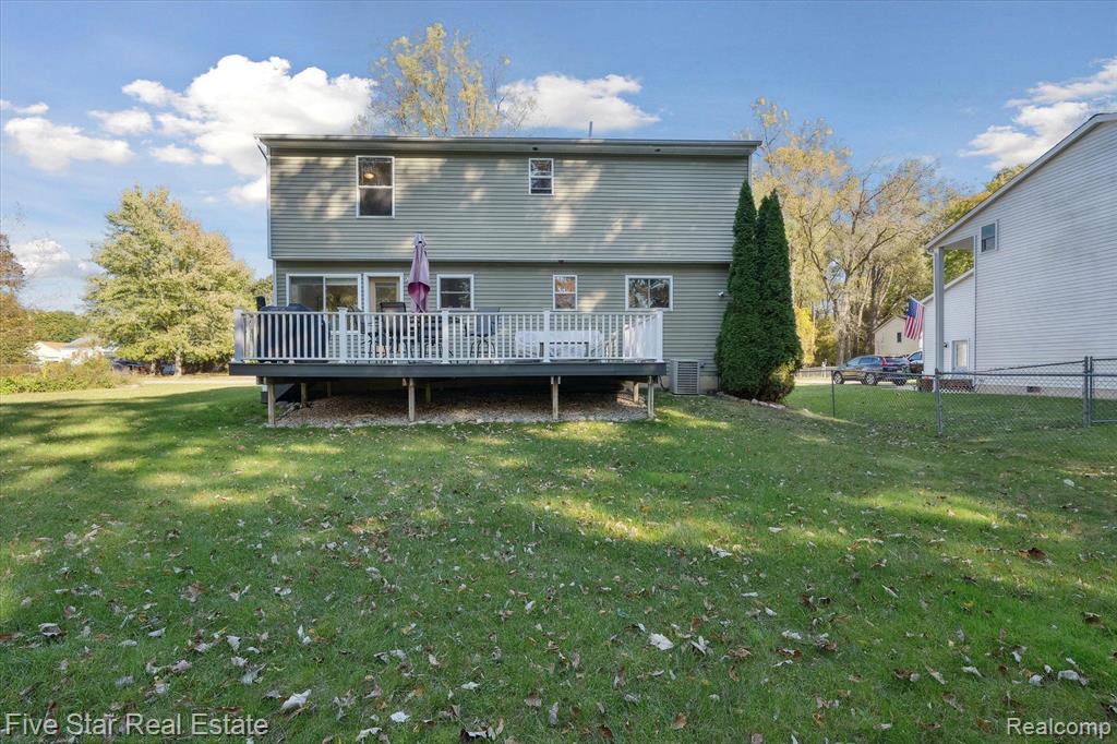 490 CLAYBURN Boulevard, Waterford, MI 48327 — Photo 42