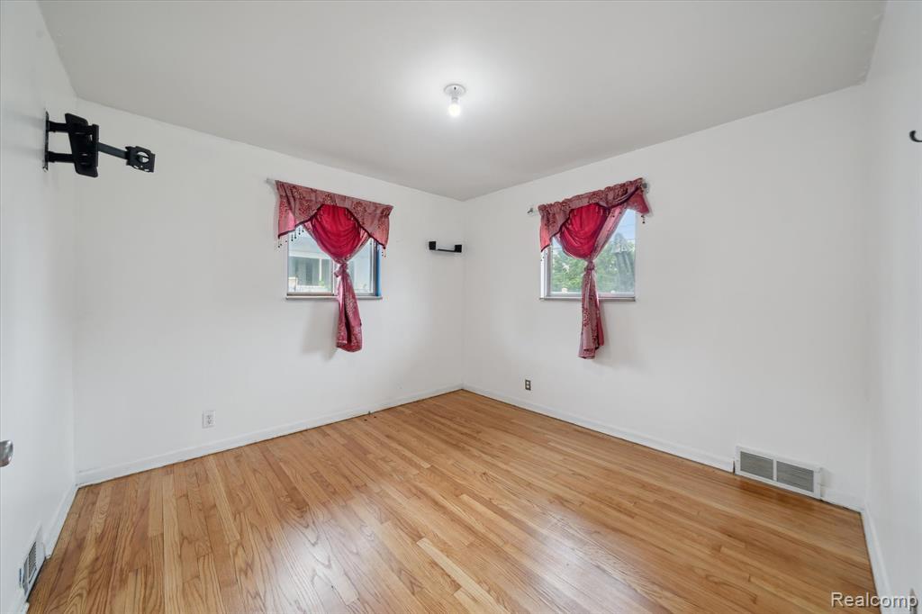 8586 Helen, Center Line, MI 48015 — Photo 8