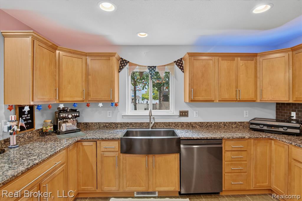 15156 Oak Valley Lane, Monroe, MI 48161 — Photo 18