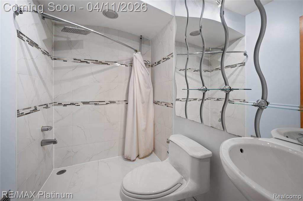 2454 N Middlebelt Road N, West Bloomfield, MI 48324 — Photo 25