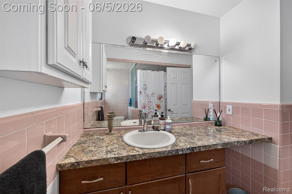 7174 Meadowvue Drive, Grand Blanc, MI 48439 — Photo 35
