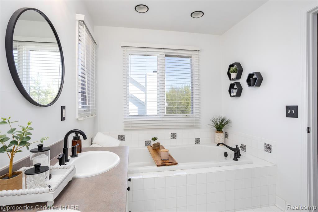 45571 IRVINE Drive, Novi, MI — Photo 28