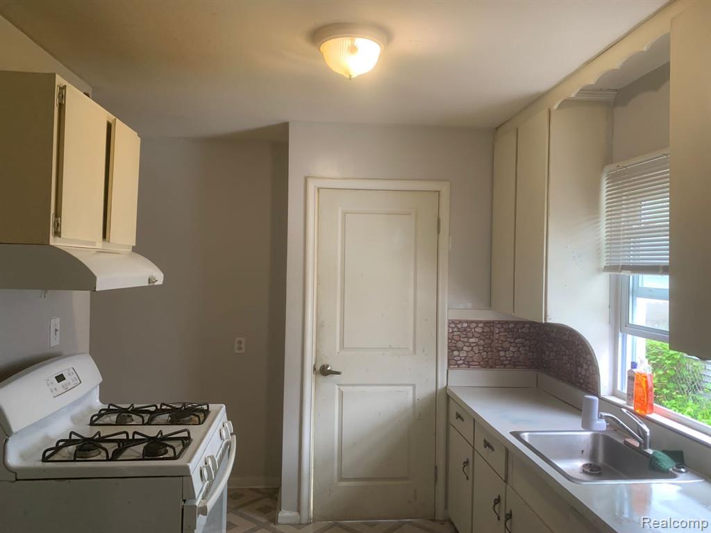 6110 GREENVIEW Avenue, Detroit, MI 48228 — Photo 13