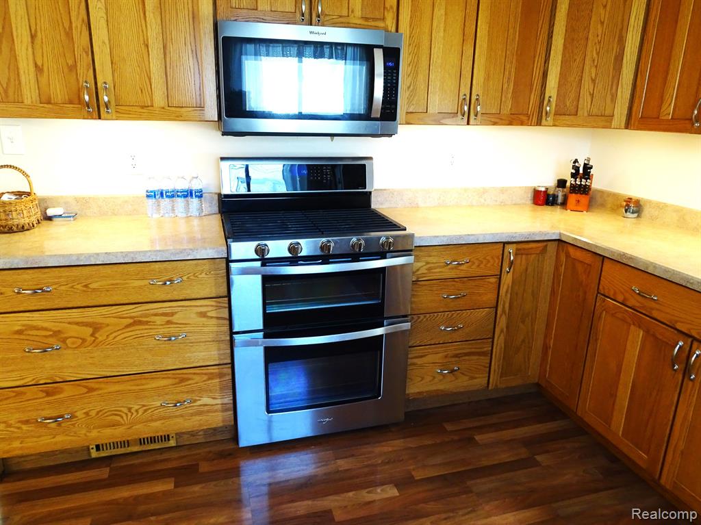 5232 GREENLEAF Drive, Swartz Creek, MI 48473 — Photo 3