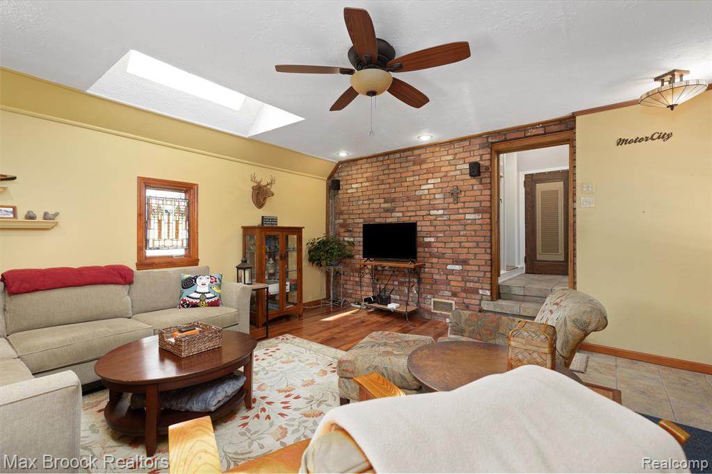 831 W OAKRIDGE Street, Ferndale, MI 48220 — Photo 17
