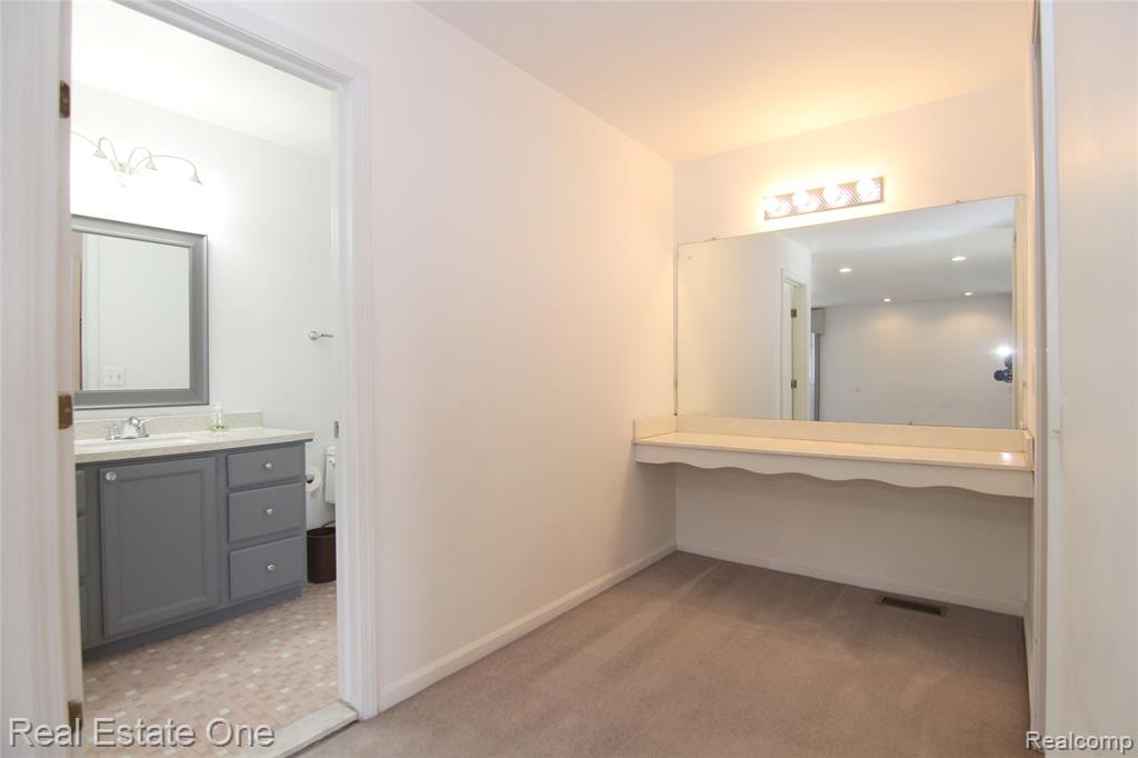 5590 GREENBRIAR Drive, West Bloomfield, MI — Photo 22