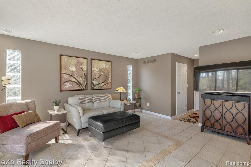 691 BARCLAY Drive, Troy, MI 48085 — Photo 17