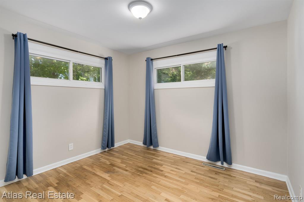 832 Southwood Drive, Fenton, MI 48430 — Photo 23