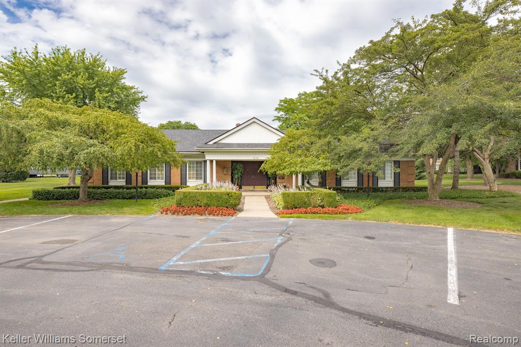 739 E FOX HILLS Drive, Bloomfield Hills, MI 48304 — Photo 23