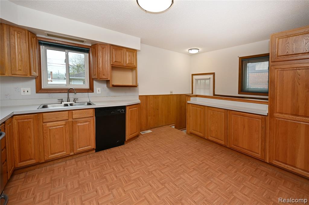 27807 Delton Street, Madison Heights, MI 48071 — Photo 8