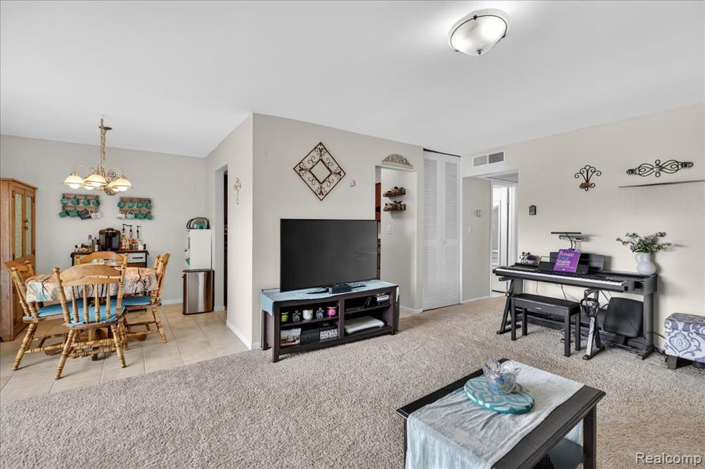 1878 Colonial Village Way, 4, Waterford, MI 48328 — Photo 10