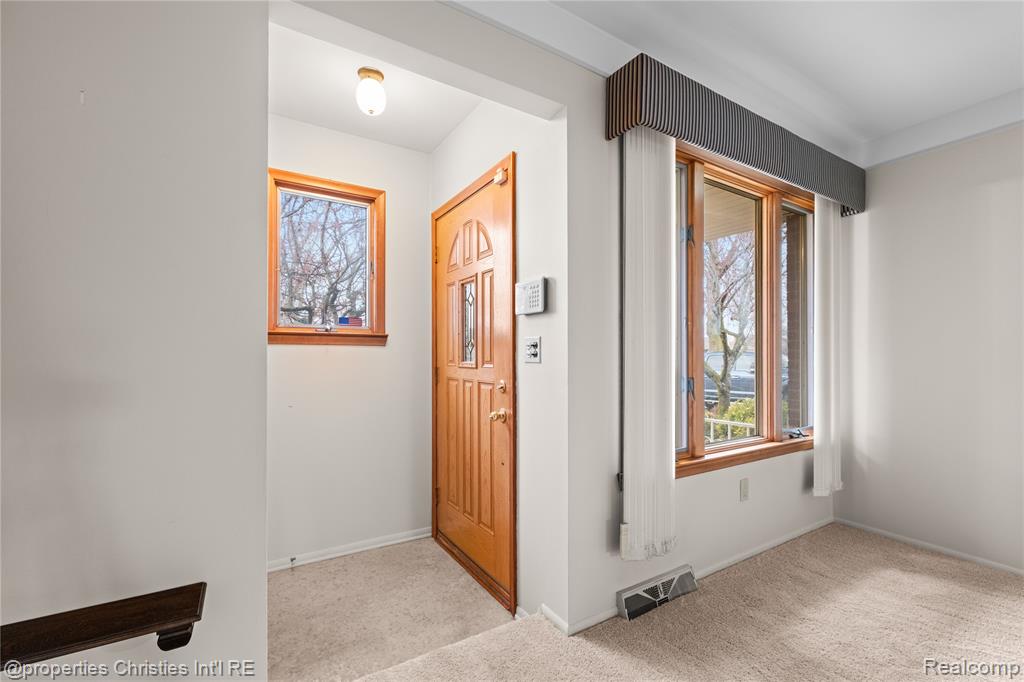 7479 Carrousel Boulevard, Westland, MI — Photo 9