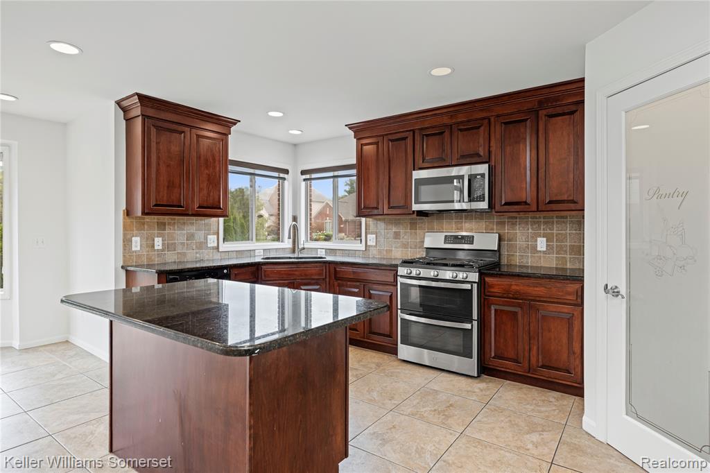 55257 Breton Woods Drive, Macomb, MI 48042 — Photo 17