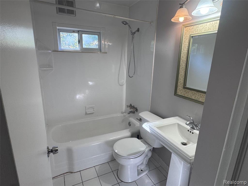 949 W FARNUM Avenue, Madison Heights, MI 48071 — Photo 6