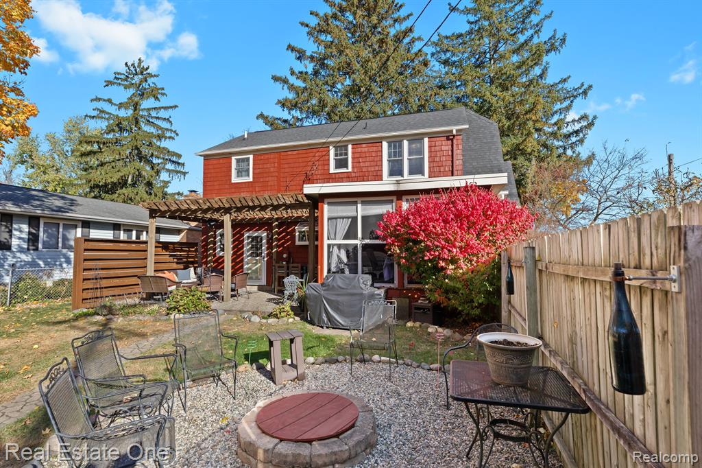 240 MONT EAGLE Street, Milford, MI 48381 — Photo 2