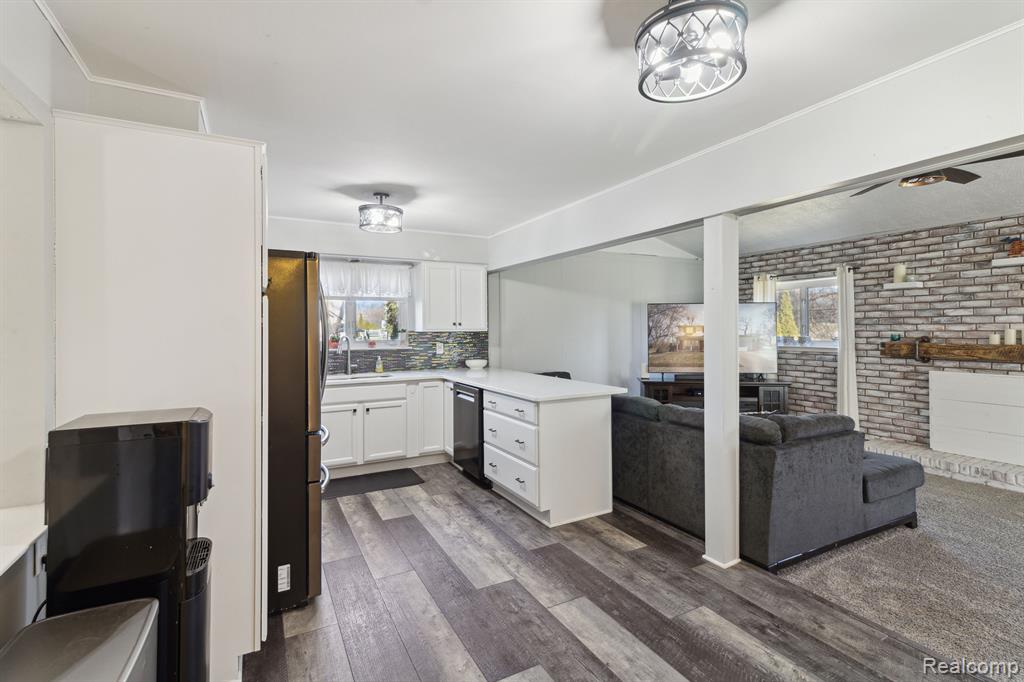 8612 PALOMINO Drive, Commerce Twp, MI 48382 — Photo 5