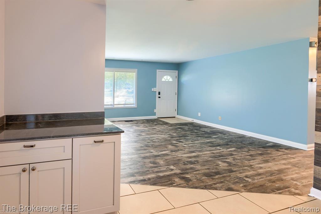 6230 Woodsdale Drive, Grand Blanc, MI 48439 — Photo 16