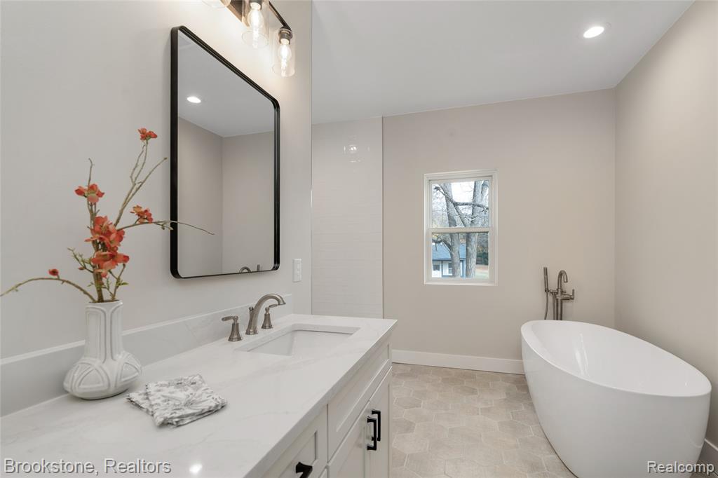 7369 Sweetbriar, West Bloomfield, MI 48324 — Photo 36