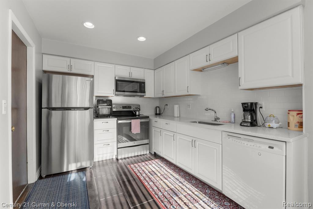 3060 LINDENWOOD Drive, Dearborn, MI 48120 — Photo 16