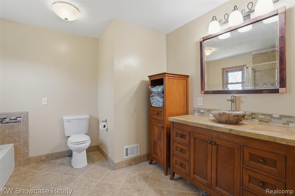 2015 Huntingdon Drive, Wixom, MI 48393 — Photo 20