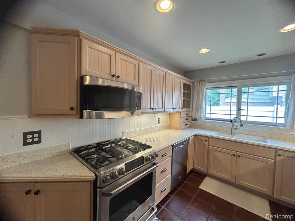 5045 Abington Drive, Troy, MI 48085 — Photo 14