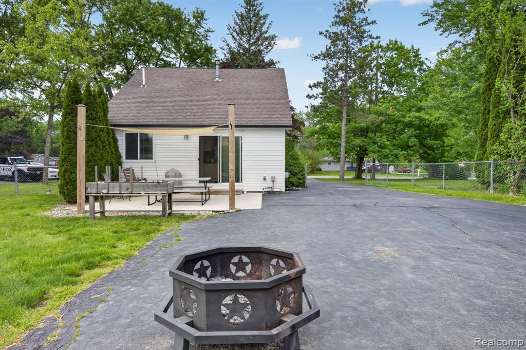 6354 Lapeer Road, Burton, MI 48509 — Photo 8