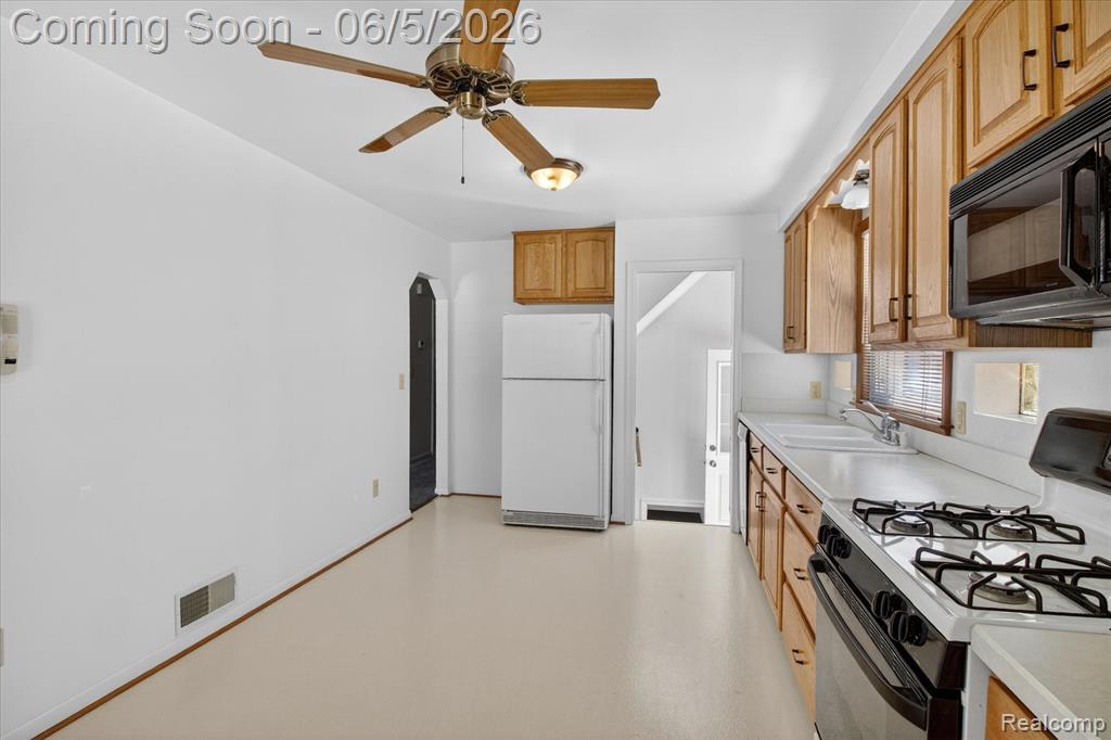 9825 Becker Avenue, Allen Park, MI 48101 — Photo 11