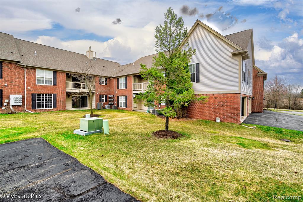28231 CARLTON WAY Drive, Novi, MI 48377 — Photo 33