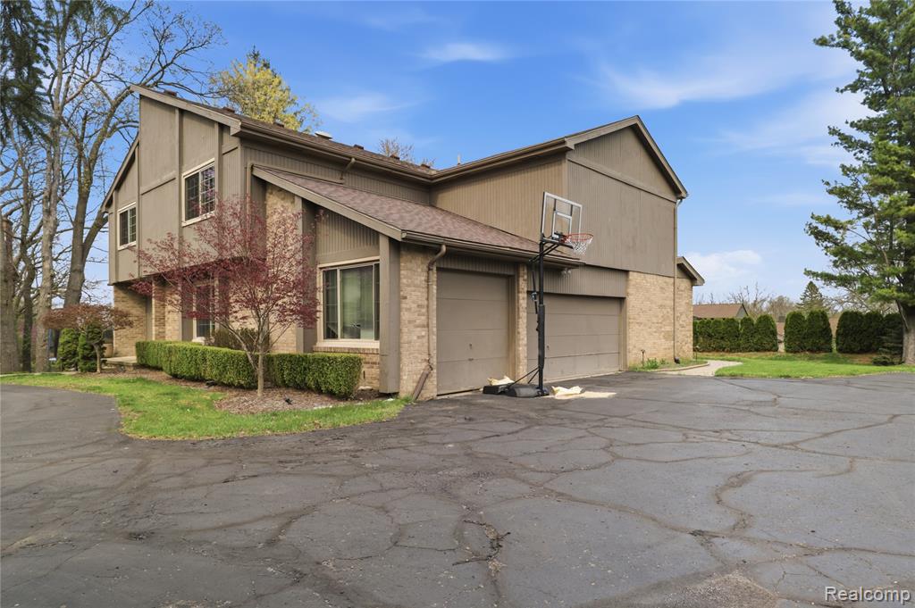 2084 Wabeek Hill Court, Bloomfield Hills, MI 48302 — Photo 55