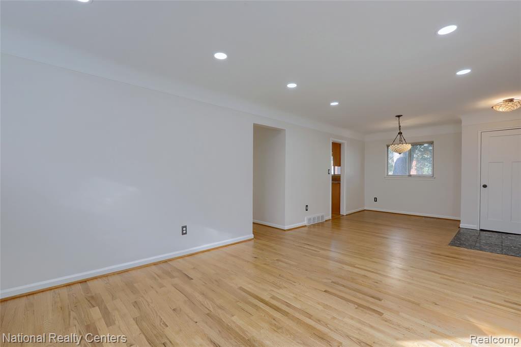 13369 Winchester Avenue, Huntington Woods, MI — Photo 6