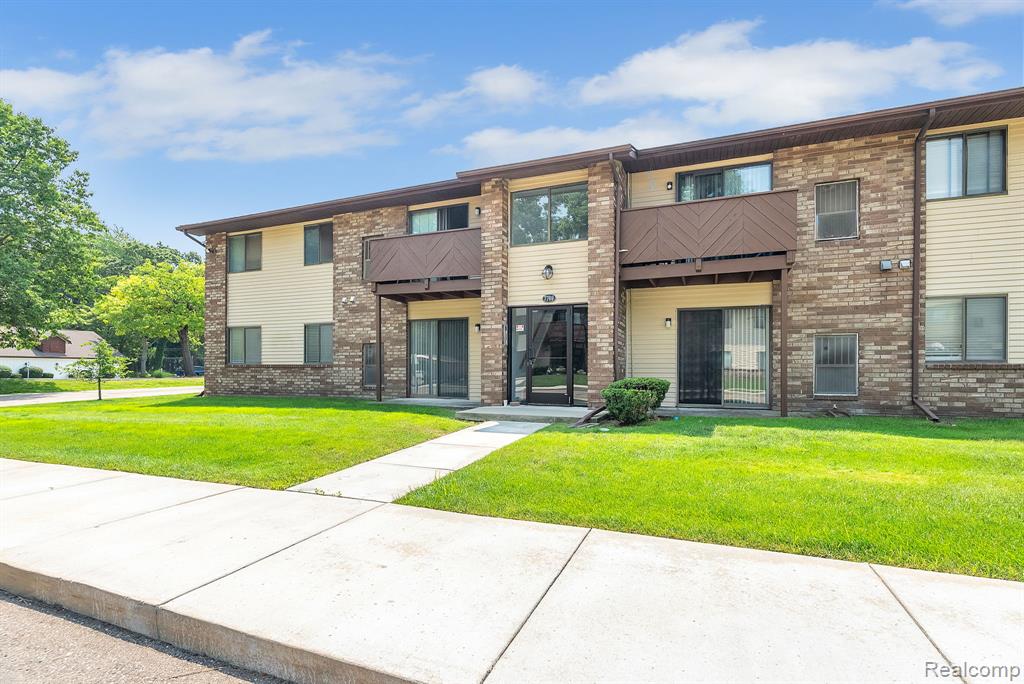 7769 Manor Circle, Westland, MI — Photo 2
