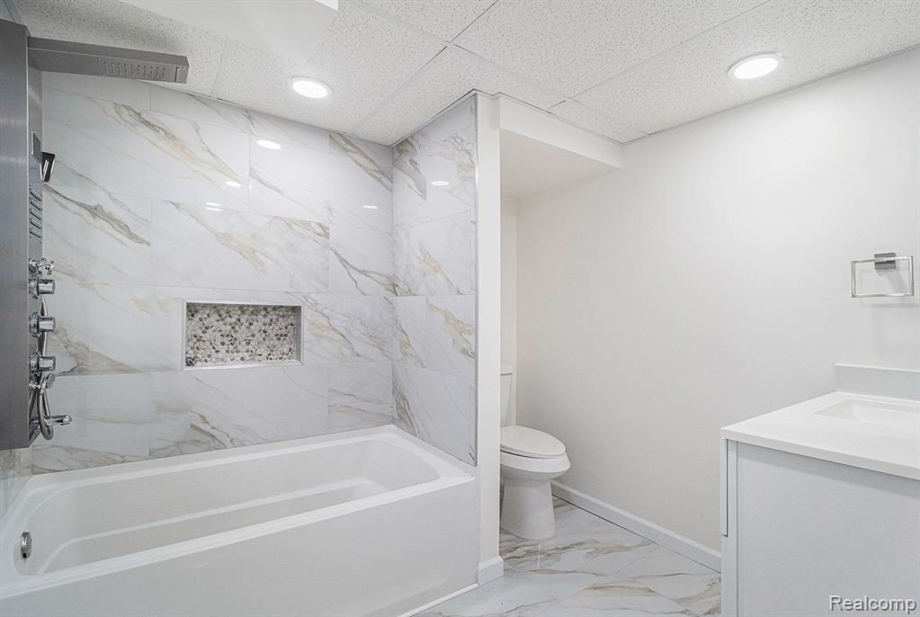 8601 INDEPENDENCE Drive, Sterling Heights, MI 48313 — Photo 17