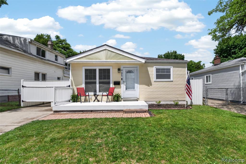985 E Jarvis Avenue, Hazel Park, MI 48030 — front exterior