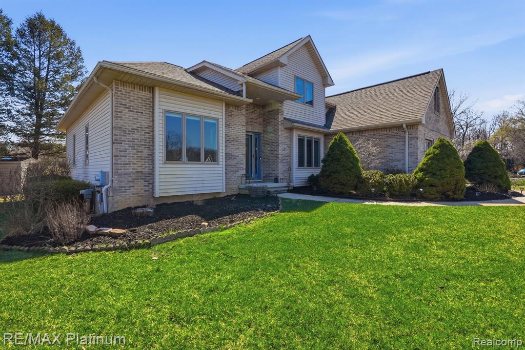 6513 E Ridge Court, Brighton, MI 48116 — Photo 3