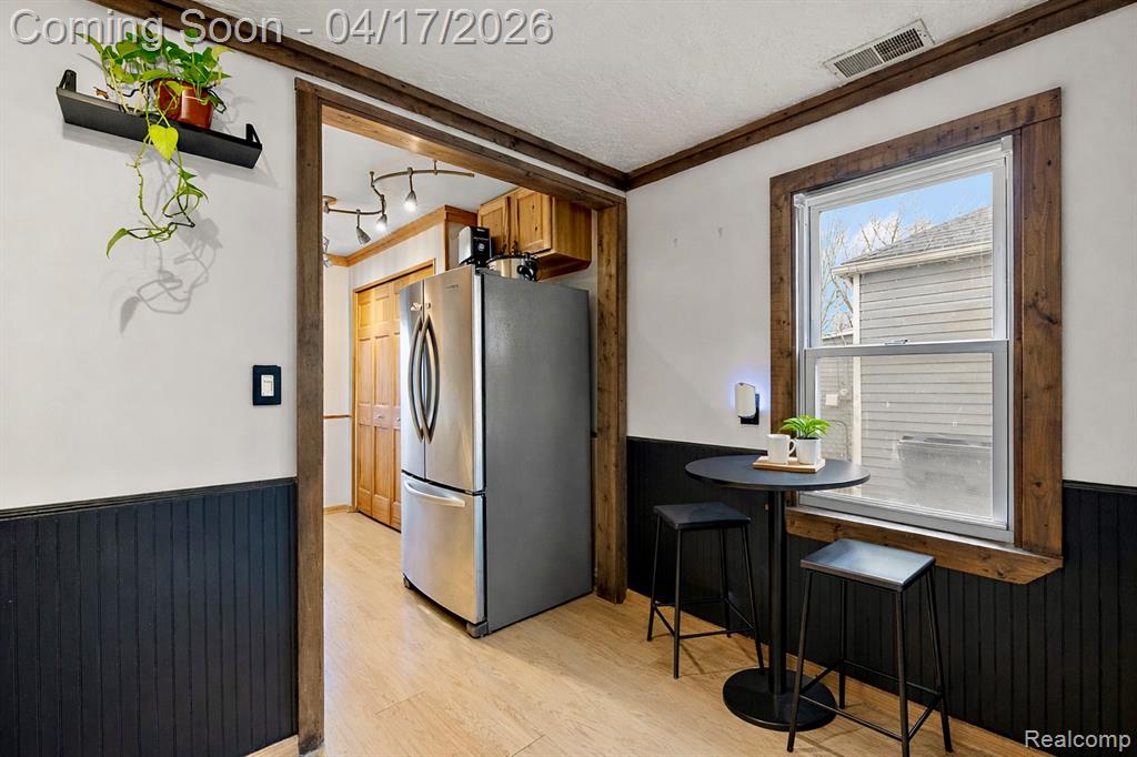 569 E Guthrie Avenue, Madison Heights, MI 48071 — Photo 11
