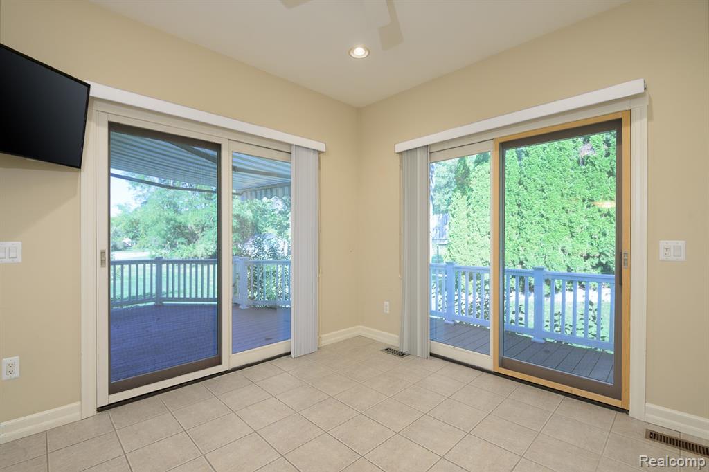 5565 Ford Road, Commerce Twp, MI 48382 — Photo 12