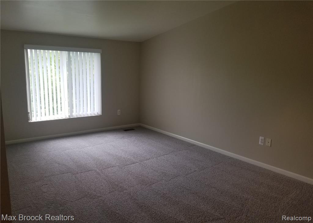 924 SANDALWOOD Drive, Troy, MI 48085 — Photo 18