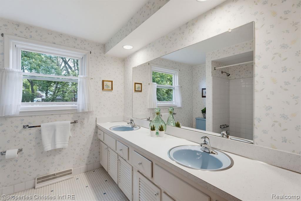 5600 Woodwind Drive, Bloomfield Hills, MI 48301 — Photo 31