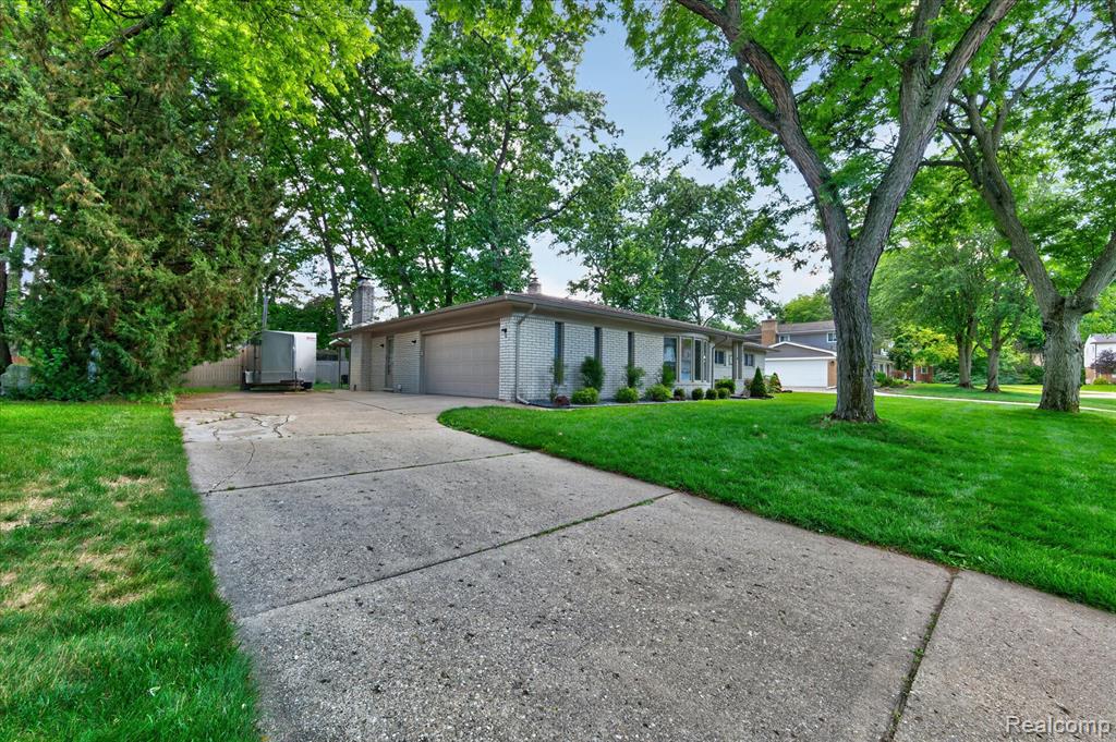 6646 Yarborough Drive, Utica, MI 48316 — Photo 4