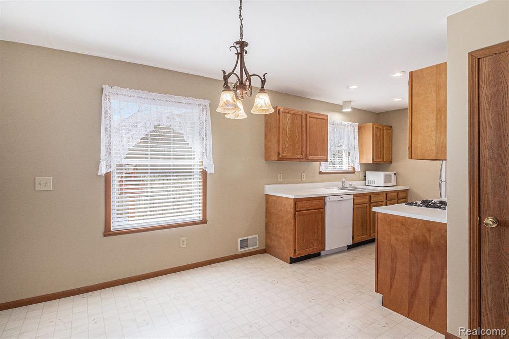 930 N EAST Street, Fenton, MI 48430 — Photo 12