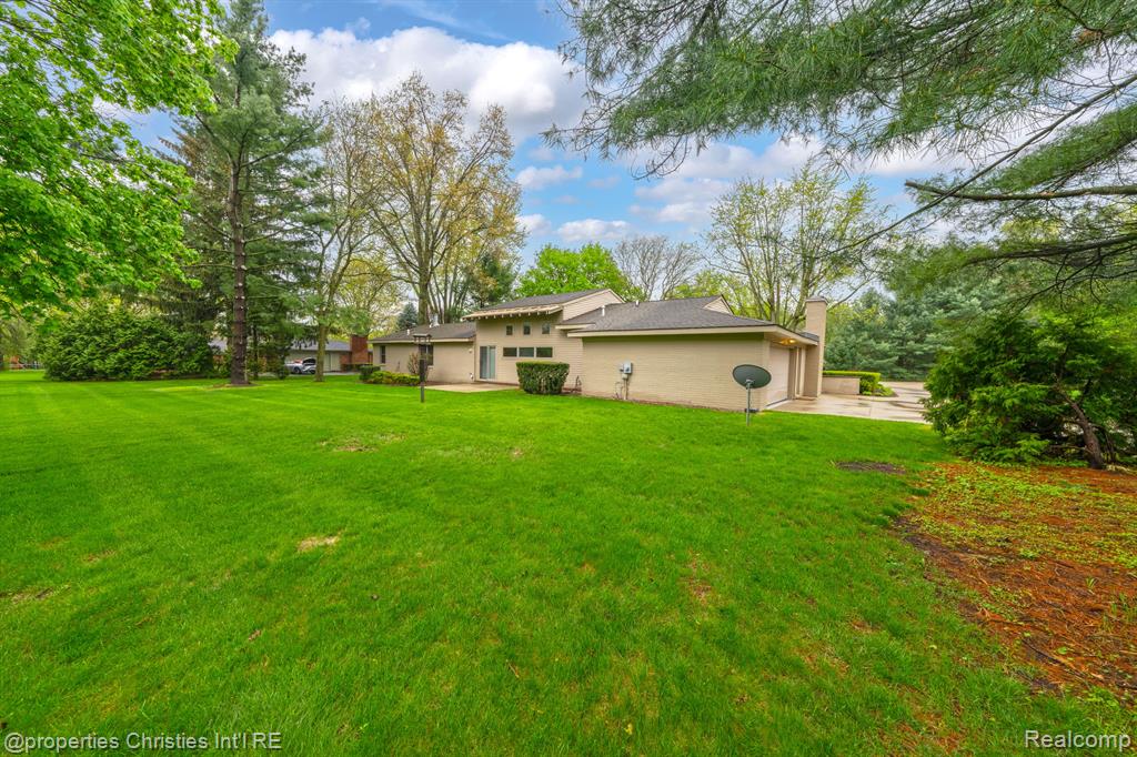 561 Yorkton Lane, Bloomfield Hills, MI 48304 — Photo 45