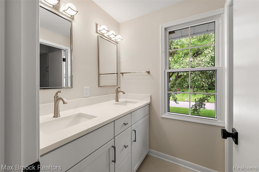 4525 Valleyview Drive, West Bloomfield, MI 48323 — Photo 20