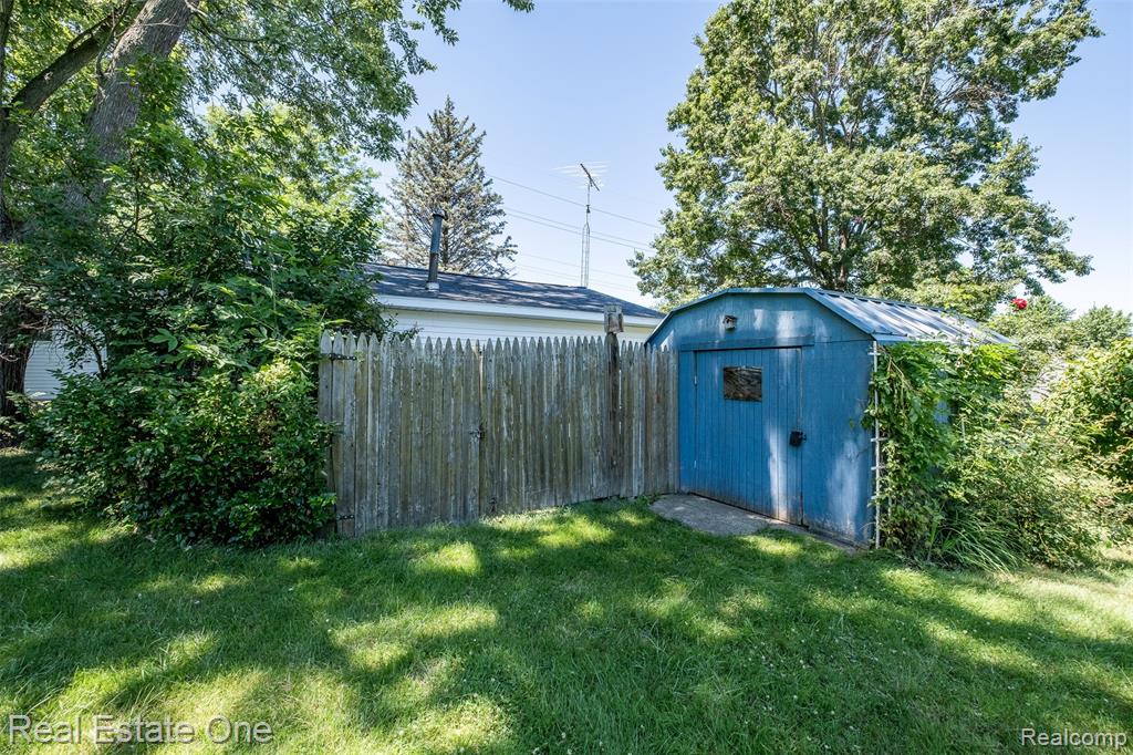 4217 Carmanwood Drive, Flint, MI 48507 — Photo 42