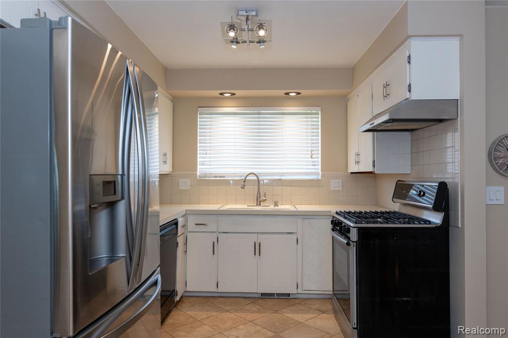 956 Blairmoor Court, Grosse Pointe Woods, MI 48236 — Photo 9