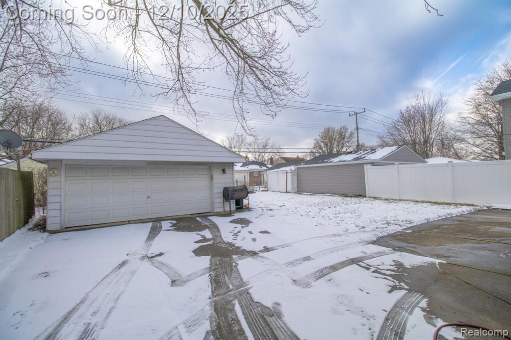 20000 Lancaster Street, Harper Woods, MI 48225 — Photo 32
